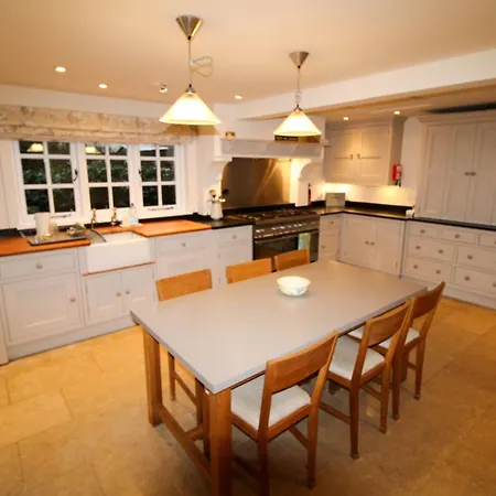 Brookside, With Garden And Parking In Popular Village