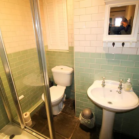 Brookside, With Garden And Parking In Popular Village بيت للعطل