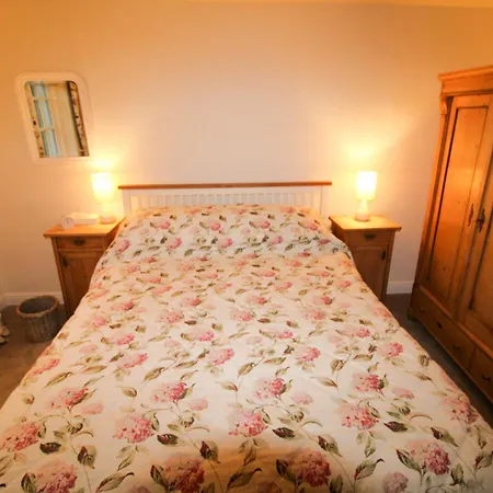 Brookside, With Garden And Parking In Popular Village بيت للعطل هوكسهيد