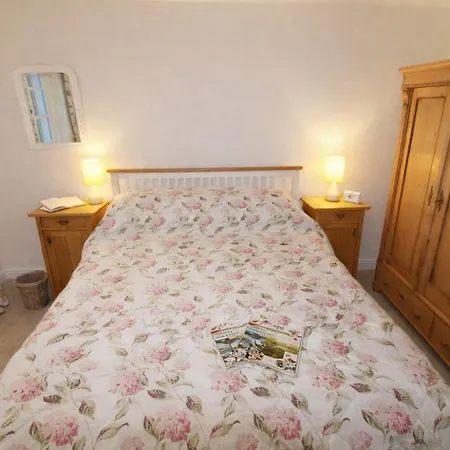 Brookside, With Garden And Parking In Popular Village Holiday home *