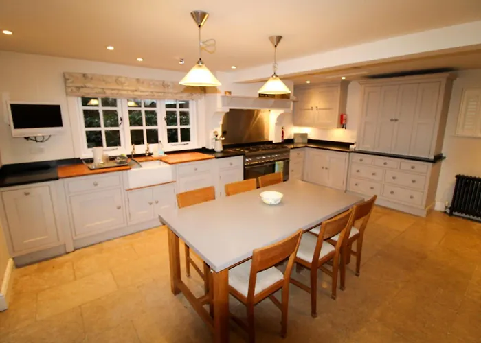 Brookside, With Garden And Parking In Popular Village