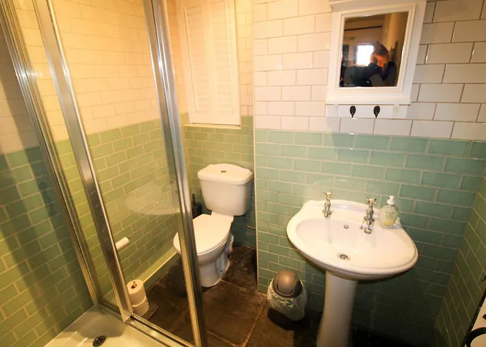 Brookside, With Garden And Parking In Popular Village بيت للعطل