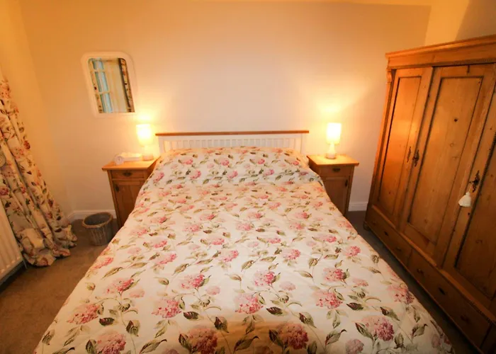 Brookside, With Garden And Parking In Popular Village بيت للعطل هوكسهيد