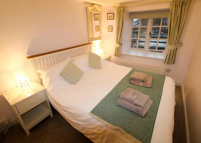 بيت للعطل Brookside, With Garden And Parking In Popular Village هوكسهيد