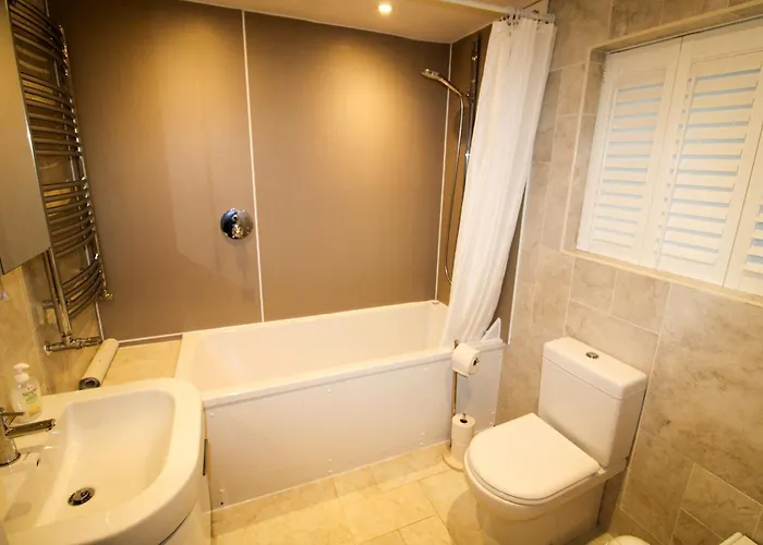 Brookside, With Garden And Parking In Popular Village