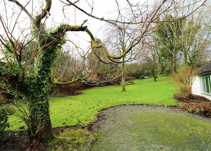 Brookside, With Garden And Parking In Popular Village