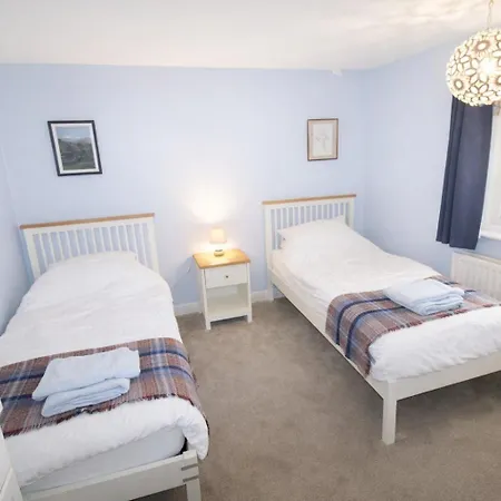 Dom wakacyjny Brookside, With Garden And Parking In Popular Village *
