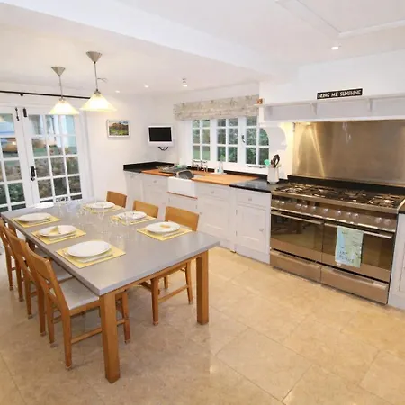 Brookside, With Garden And Parking In Popular Village *